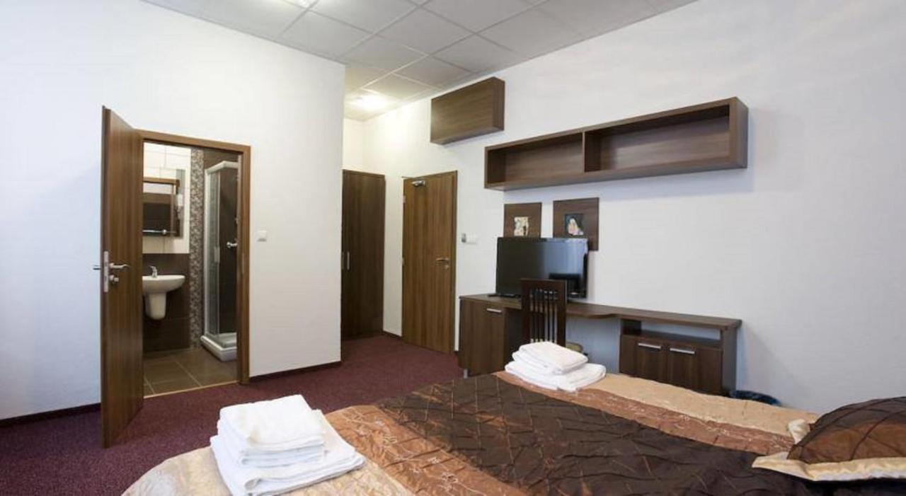 Hotel Branc, Garni Senica Eksteriør billede